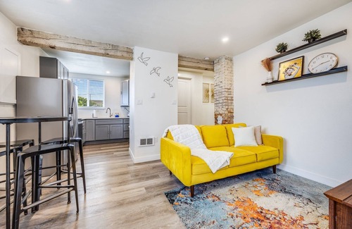 Hilltop House | Retro Modern Suite - 1b/Full Kitchen/Office/Private Backyard/Mt.Rainier/DT