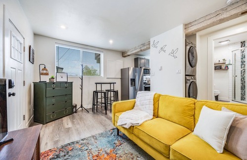 Hilltop House | Retro Modern Suite - 1b/Full Kitchen/Office/Private Backyard/Mt.Rainier/DT