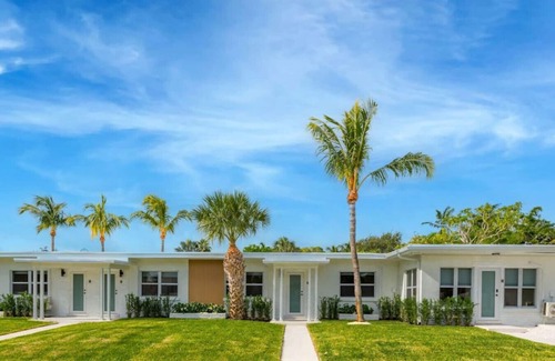 Parrot Cove Apartment | Retro Modern vibes ! King Bed Near beach ! Villa 9
