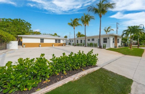 Parrot Cove Apartment | Retro Modern vibes ! King Bed Near beach ! Villa 9