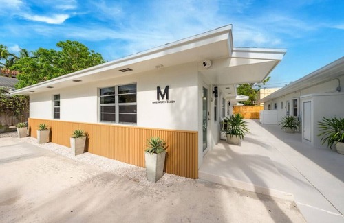Parrot Cove Apartment | Retro Modern vibes ! King Bed Near beach ! Villa 9