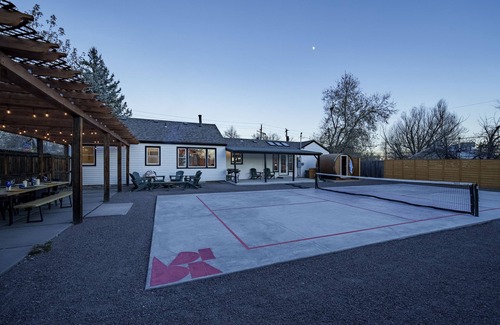 Scenic Heights House | Retro oasis w/private pickleball & sauna, close to Red Rocks & CO ski mountains