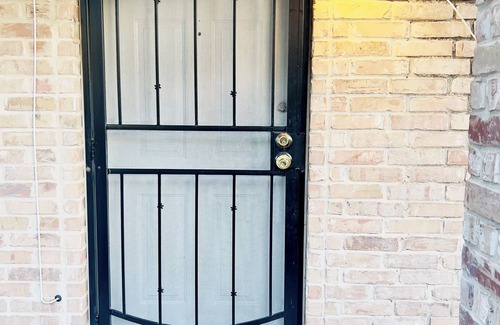 Eagle Pass Apartment | Retro Place - 2bedroom/1bathroom - GREAT VALUE!