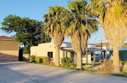 Eagle Pass Apartment | Retro Place - 2bedroom/1bathroom - GREAT VALUE!