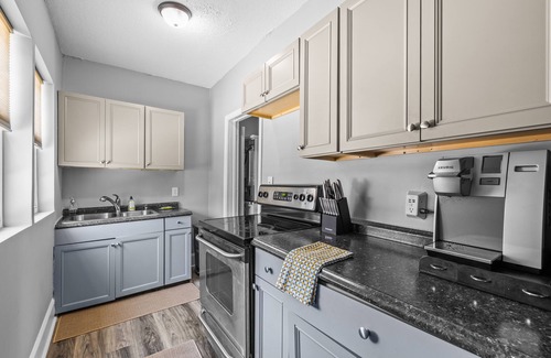 Downtown Apartment | Retro Raleigh Downtown Flat Unit B~EV Chargers