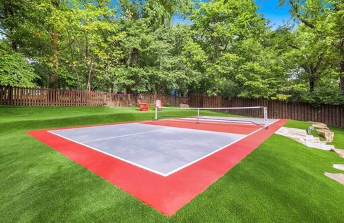 Fayetteville House | Retro Razorback - Pickleball-Golf-Spa-UofA