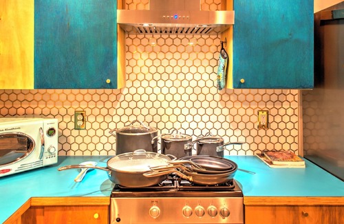Tumwater House | Retro Retreat 2 King bedroom home, free WiFi in charming Tumwater