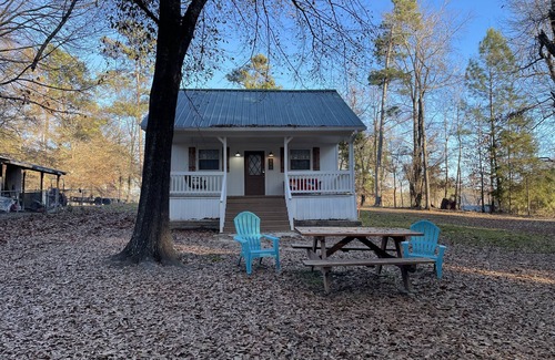 Avinger House | Retro Retreat at Lake of the Pines
