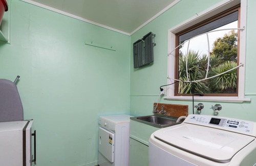 Kerikeri House | RETRO RIVER RETREAT - KERIKERI HOLIDAY HOME, with pool in Kerikeri