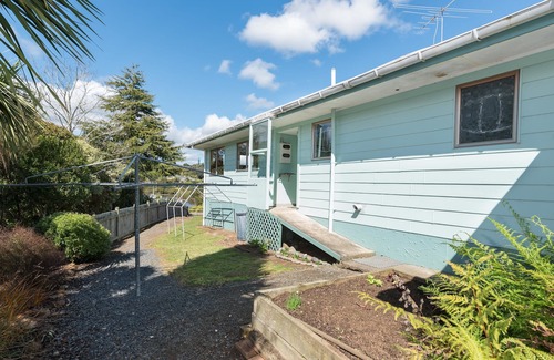 Kerikeri House | RETRO RIVER RETREAT - KERIKERI HOLIDAY HOME, with pool in Kerikeri