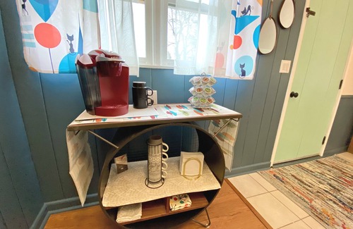 North East House | Retro & romantic 2BR bungalow, Lake Erie living, wineries, beaches