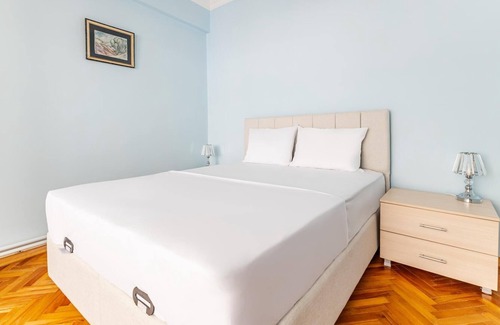 Kadikoy Apartment | Retro Spacious Furnished Flat Near Kadikoy Marmaray