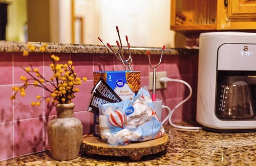 Flower Mound Cabin | Retro Time Capsule - Walk to lake, Fire Pit, Pool Table, Arcade Games, Sleeps 8