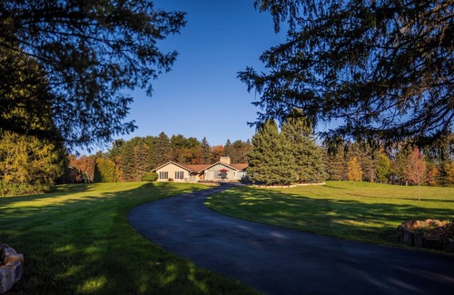 Kane House | Retro vibe 4-BR house on 14 acres near uptown Kane with bike/ski trail access