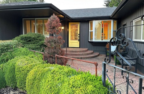 Harlow House | Reunion Game House: Stylish Stay, Steps to Autzen