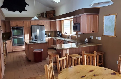 Deadwood Cabin | Reunion Paradise! 6000 sq ft. 20 acres, Hot tub Amazing Views, Close to Deadwood