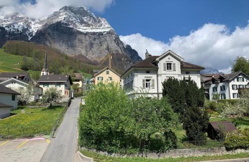Schwanden House | Revier schlicht und bahnsinnig