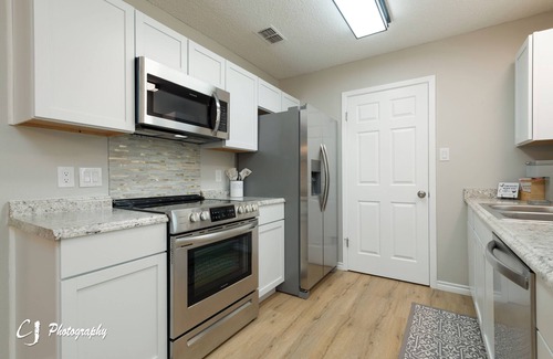 Abilene House | Rex Ranch is a comfortable conveniently located 3 bedroom 2 bath home.