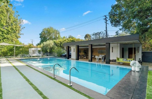 The Flats House | Rexford Modern - Living Art on Rexford Drive w/6BR Near the Golden Triangle
