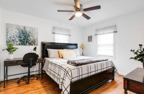 Richmond House | RF Central location w fenced backyard FIRE-PIT