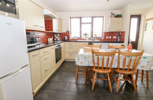 Cylch-Y-Garn Cottage | RHIANGWYN COTTAGE, pet friendly, with hot tub in Cemaes Bay