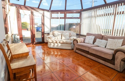 Cylch-Y-Garn House | RHIANGWYN, pet friendly, with hot tub in Cemaes Bay