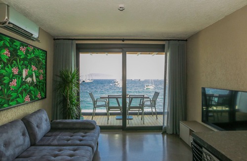 Bodrum City Center Apartment | Rhino Suite-Direct on Beach-Heartbeat-at city center-Surfer Caravan Gastro Pub