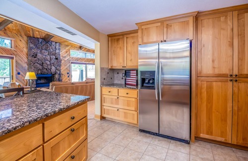 Overlook Park House | RHOD12 - Dreamy Backyard, Hot Tub, Sharc Passes for 2025 - RHOD12