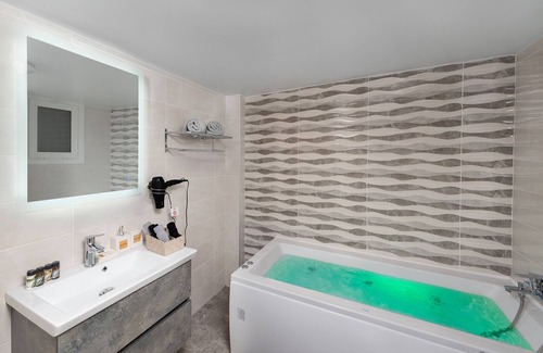Petaloudes Apartment | Rhodes Rose flat with garden and jacuzzi