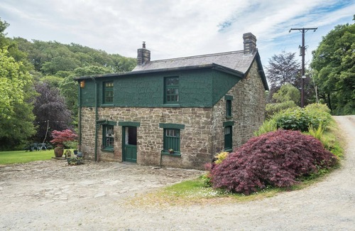 New Moat Cottage | Rhyd y Brown Farmhouse, Llys Y Fran