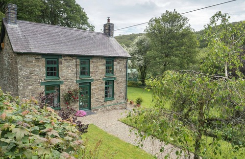 New Moat Cottage | Rhyd y Brown Farmhouse, Llys Y Fran
