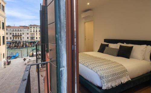 San Polo Apartment | Rialto Deluxe Grand Canal View R&R