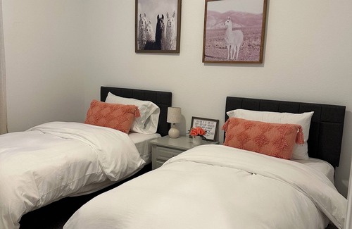 Longmont House | Rich King Bed on Highpoint!