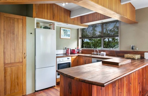 Nukuhau House | Richards - Spacious, charming, private and cosy, with Spa Bath and large outdoor deck