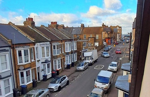 Herne Bay Cottage | Richmond Cottage - Brand New 4BR. Holiday Home with Pool Table and Free Parking!