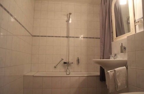 Apeldoorn Hotel | Ride and Relax with Free Parking and Trail Access Near Julianatoren Amusement