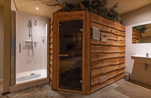 Apeldoorn Hotel | Ride and Relax with Free Parking and Trail Access Near Julianatoren Amusement