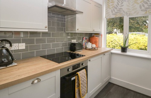 Malvern Cottage | RIDGE VIEW MALVERN, pet friendly, with a garden in Great Malvern