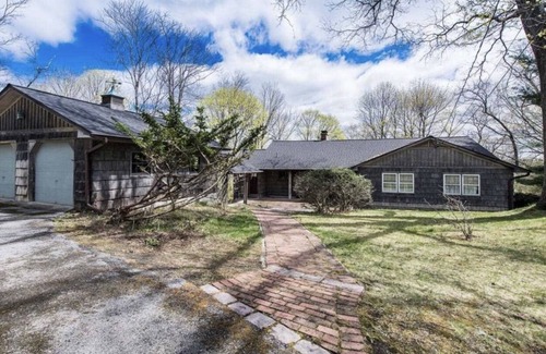 Poughkeepsie House | Ridgetop Wooded Retreat: MONTHLY BOOKINGS ONLY