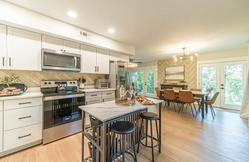 Clarkesville Cabin | Ridgeview Reatreat - Seasonal Mtn View | Hot Tub | Fire Pit and Games