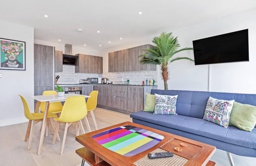 Montpelier Apartment | Right On : Bright On Apartment 1B | By My Getaways