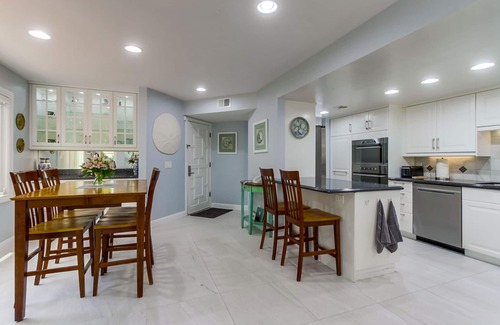 Central Mission Beach Condo | Right On The Beach! Exquisitely Remodeled 2BR/2BA . Perfect For Families.