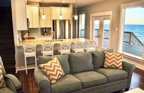 San Luis House | Right On the Beach! Oceanfront, 2 Master Bedrooms, Minutes from Galveston
