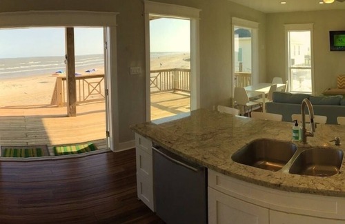 San Luis House | Right On the Beach! Oceanfront, 2 Master Bedrooms, Minutes from Galveston