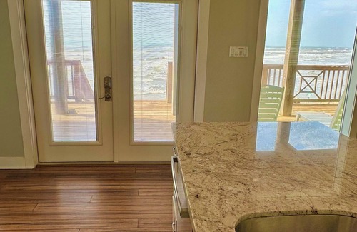 San Luis House | Right On the Beach! Oceanfront, 2 Master Bedrooms, Minutes from Galveston