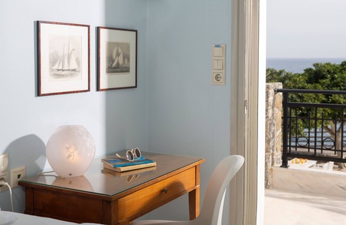 Achlia House | Right on the cliff: wonderfully quiet, luxuriously private stone house