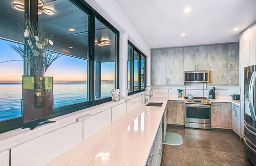Rollingbay House | Right on the Water with Views From Every Room