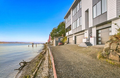 Rollingbay House | Right on the Water with Views From Every Room