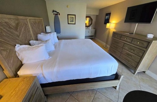 Whitfield Hotel | Right on the Waterfront Marina - Suite 117 - 7150 N Tamiami Tail, Sarasota FL