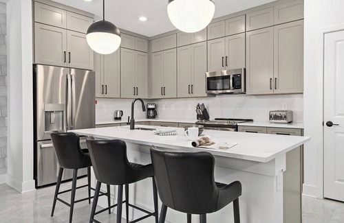 Florida Center House | Riley's Roost | Fab Villa w Luxe Suites, Safari BR, Grand LR - Near Top Shopping